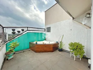 Vista externa de uma área de lazer com parede turquesa e deck em Lajeado.