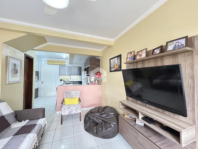 Sala de estar com vista para a cozinha e área de passagem em Lajeado, Brasil.