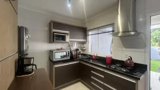 Foto de uma cozinha moderna com armários e eletrodomésticos.