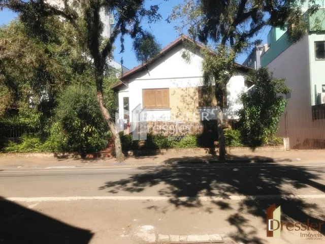 Fachada de uma casa em Lajeado, Brasil, com vegetação ao redor.
