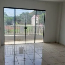 Sala de estar com portas de vidro que dão acesso a uma área externa.