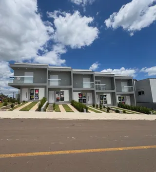 Fachada moderna de um conjunto residencial em Lajeado, Brasil, com paisagismo frontal.