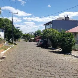 Vista externa de uma rua pavimentada em uma residência em Lajeado, Brasil.