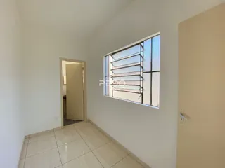 Hall de entrada com piso de cerâmica e parede branca.