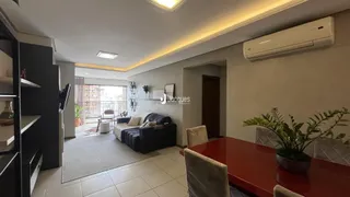 A sala de estar de um imóvel em Lajeado, Brasil, com piso de cerâmica e decoração moderna.