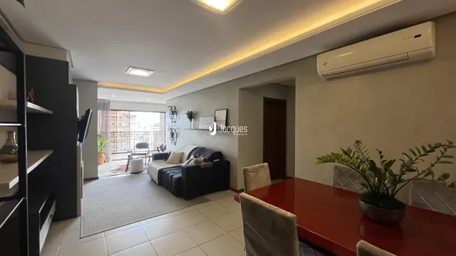 A sala de estar de um imóvel em Lajeado, Brasil, com piso de cerâmica e decoração moderna.