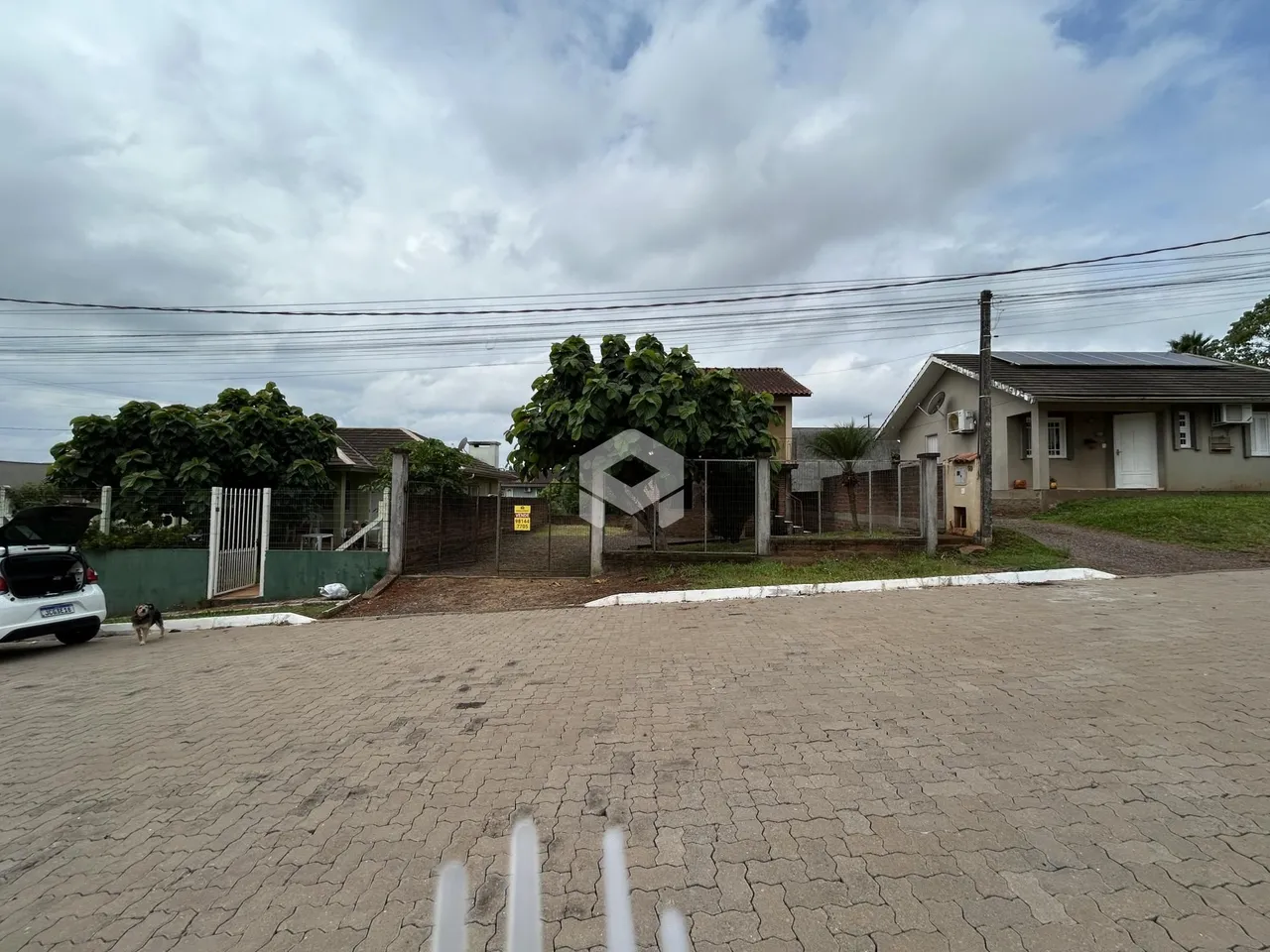 Vista da fachada de uma propriedade em Lajeado, Brasil com cerca e jardim.