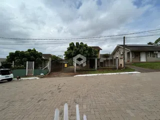 Vista da fachada de uma propriedade em Lajeado, Brasil com cerca e jardim.