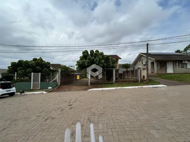 Vista da fachada de uma propriedade em Lajeado, Brasil com cerca e jardim.
