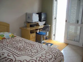 Quarto com cama e janela.