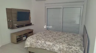 Quarto com cama e móveis de madeira na residência.