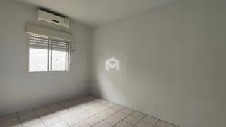 Quarto com janela e ar condicionado instalado.