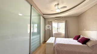Quarto com cama e portas de vidro de vidro.