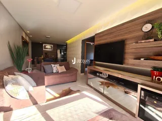 Foto de uma sala de estar moderna com sofá e painel de madeira.