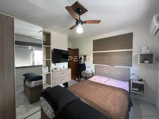 Quarto com cama e armário em um apartamento.