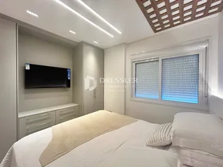 Quarto com cama e janela em um imóvel.
