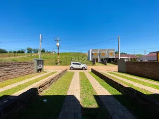 Vista da entrada de uma propriedade com paisagismo em Lajeado, Brasil.