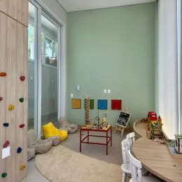 Ambiente interno com parede verde clara e decoração simples.
