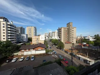 Vista aérea de um complexo residencial com edifícios altos e área de estacionamento.