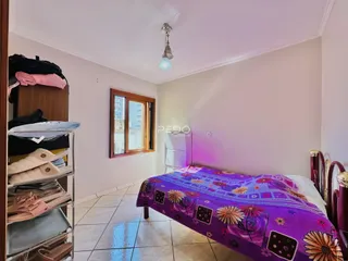 Quarto com cama e guarda-roupa em um imóvel no Brasil.