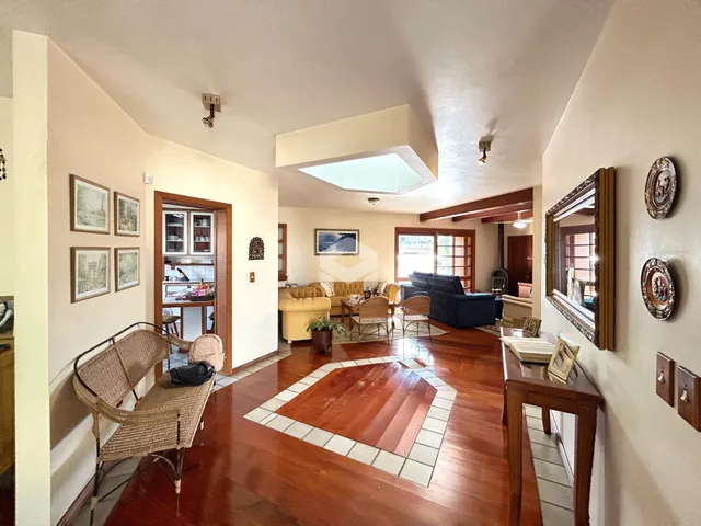 Sala de estar com piso de madeira e decoração clássica.