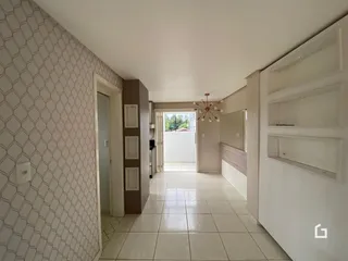 Hall de entrada com piso de cerâmica claro e paredes texturizadas.