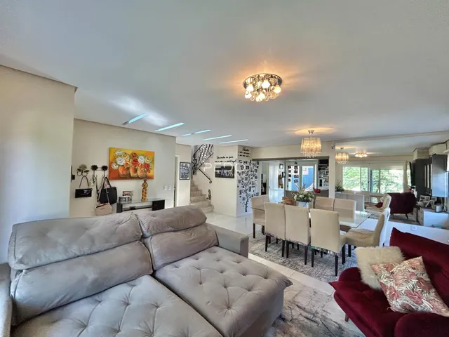Sala de estar ampla com sofá grande e decoração moderna.