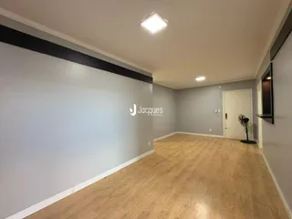 Ambiente interno com piso de madeira clara e paredes cinzas na propriedade.