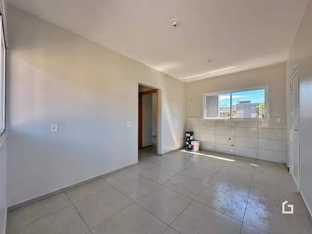 Ambiente interno com piso de cerâmica e paredes brancas em um imóvel.
