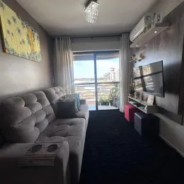 Sala de estar com sofá e vista da cidade.