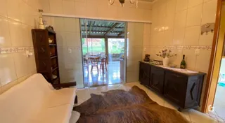 Interior de uma sala com porta de madeira que dá acesso a uma área externa.
