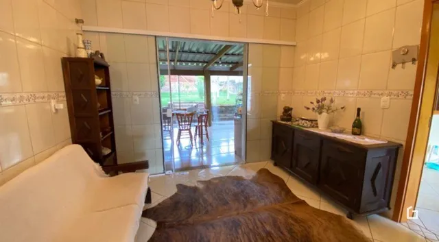 Interior de uma sala com porta de madeira que dá acesso a uma área externa.