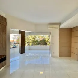 Ambiente interno amplo com piso claro e iluminação bem distribuída.