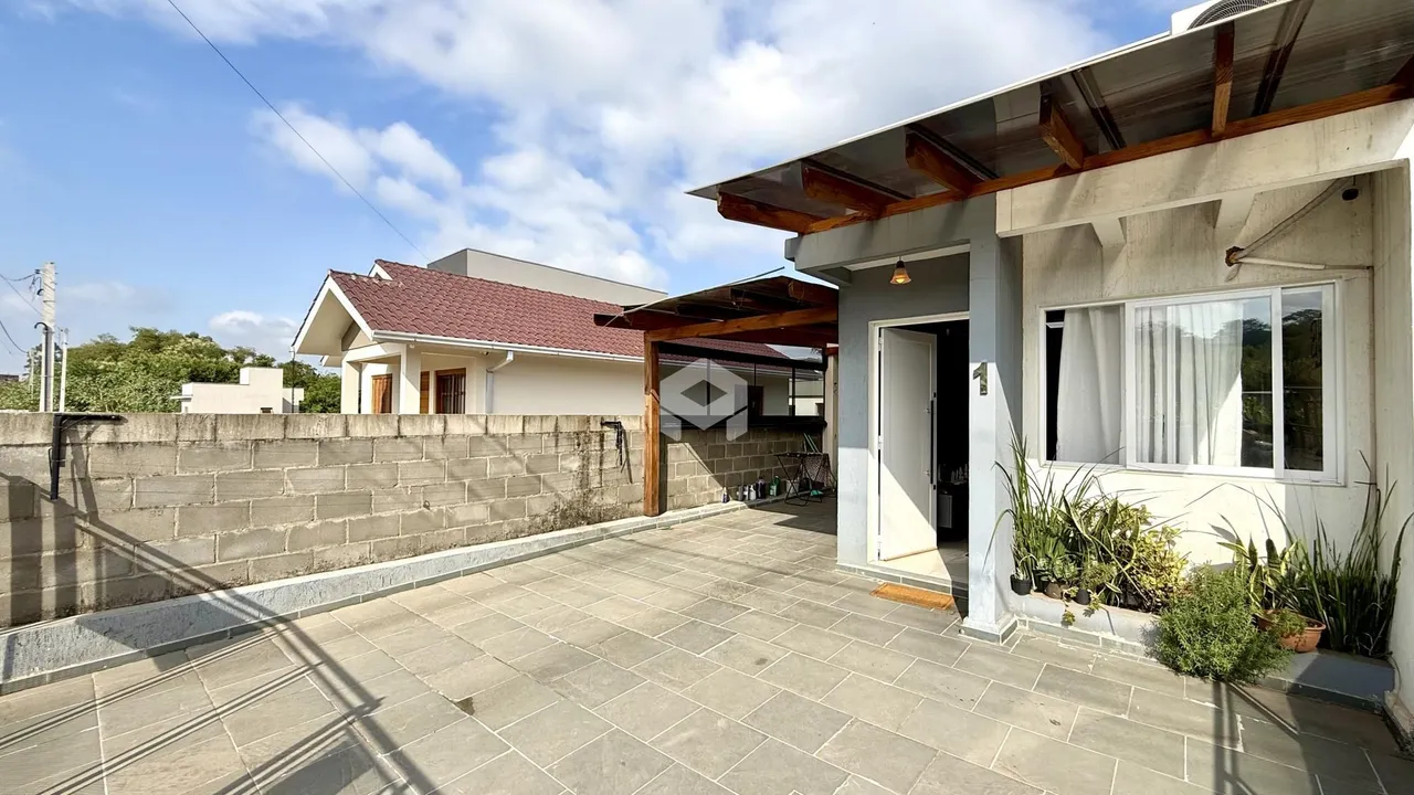 Fachada de uma residência em Lajeado, Brasil, com área externa pavimentada.