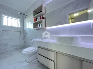 Banheiro moderno com revestimento em mármore branco.