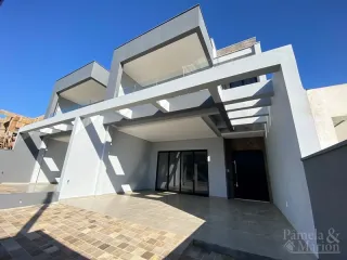Fachada moderna de uma residência branca com grandes janelas em Lajeado.