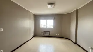 Foto de uma sala de estar interna com paredes neutras e piso claro.