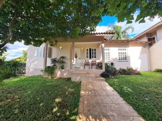 Fachada de uma residência em Lajeado, Brasil com jardim e calçada.