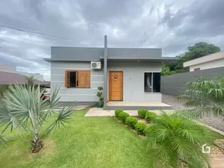 Fachada de uma casa moderna em Lajeado, Brasil, com jardim gramado.