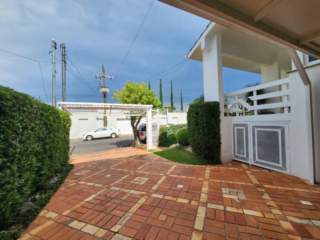Casa com 4 dormitórios