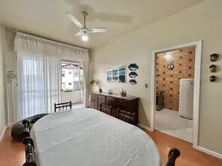 Quarto com cama e janela com vista para o exterior.