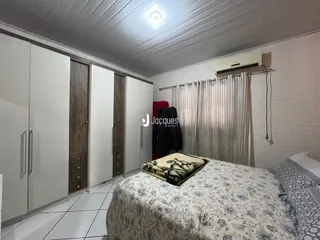 Quarto com armários embutidos e cama em um ambiente claro.