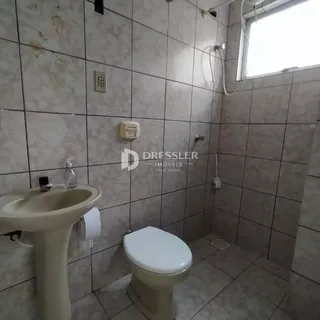 A foto mostra o interior de um banheiro com azulejos.