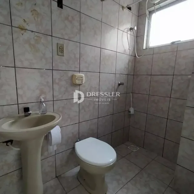 A foto mostra o interior de um banheiro com azulejos.