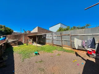 Vista externa de um terreno com cerca de madeira e vegetação em Lajeado.