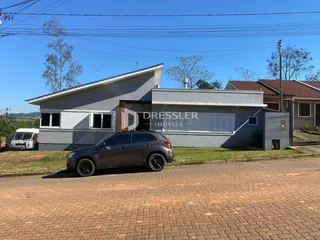 Fachada de uma casa em Lajeado, Brasil, com um carro estacionado na frente.