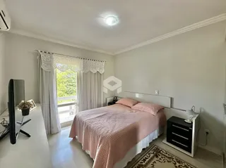 Quarto com cama e janela em um imóvel em Lajeado.