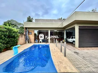Fachada de uma residência com piscina externa em Lajeado.