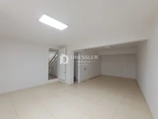 Vista interna de um ambiente com piso claro e paredes brancas.