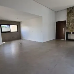 Foto de um ambiente interno amplo e vazio com piso liso.